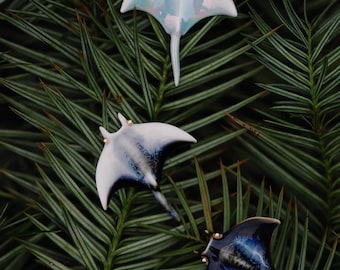 YIHE Keramik Broschen "Manta Ray" Handgemachter Schmuck Natur Liebe Statement Accessoire Ozeanbewohner Klein aber Mighty Passende Pins Einzigartiges Geschenk