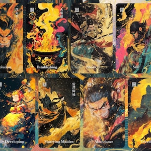 Puede incluir: Una colecci&oacute;n de ocho cartas de tarot con ilustraciones vibrantes. Cada carta presenta un dise&ntilde;o &uacute;nico con t&iacute;tulos como "Revoluci&oacute;n" y "Estableciendo". La obra de arte utiliza una rica paleta de colores dorados, naranjas y azules, creando una est&eacute;tica m&iacute;stica.