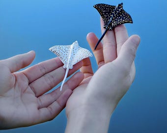 YIHE Keramik Broschen Adlerstrahl Handgemacht Schmuck Natur Liebe Statement Accessoire Passende Paare Pins Batoids Ozeanbewohner Einzigartiges Geschenk