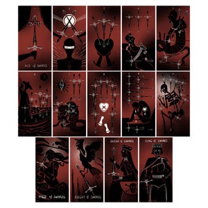 Puede incluir: Un conjunto de cartas del tarot con un fondo rojo e ilustraciones en blanco y negro. Las cartas presentan varias figuras, espadas y s&iacute;mbolos, con t&iacute;tulos como "Ace of Swords", "Queen of Swords" y "King of Swords".