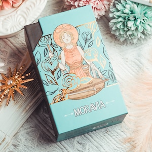 Tarot Moravia Edición Deluxe Rider-Waite LWB Alphonse Mucha Art Nouveau Atuendo bizantino Feminidad Colores pastel Diseño de empaque exclusivo