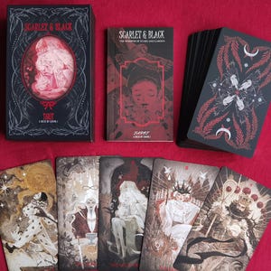 Może przedstawiać: Zestaw kart tarota Scarlet & Black zawierający czarne pudełko, przewodnik oraz talię kart z czerwono-czarnymi ilustracjami. Poniżej znajduje się pięć pojedynczych kart tarota, prezentujących szczegółowe grafiki postaci w stonowanych barwach.