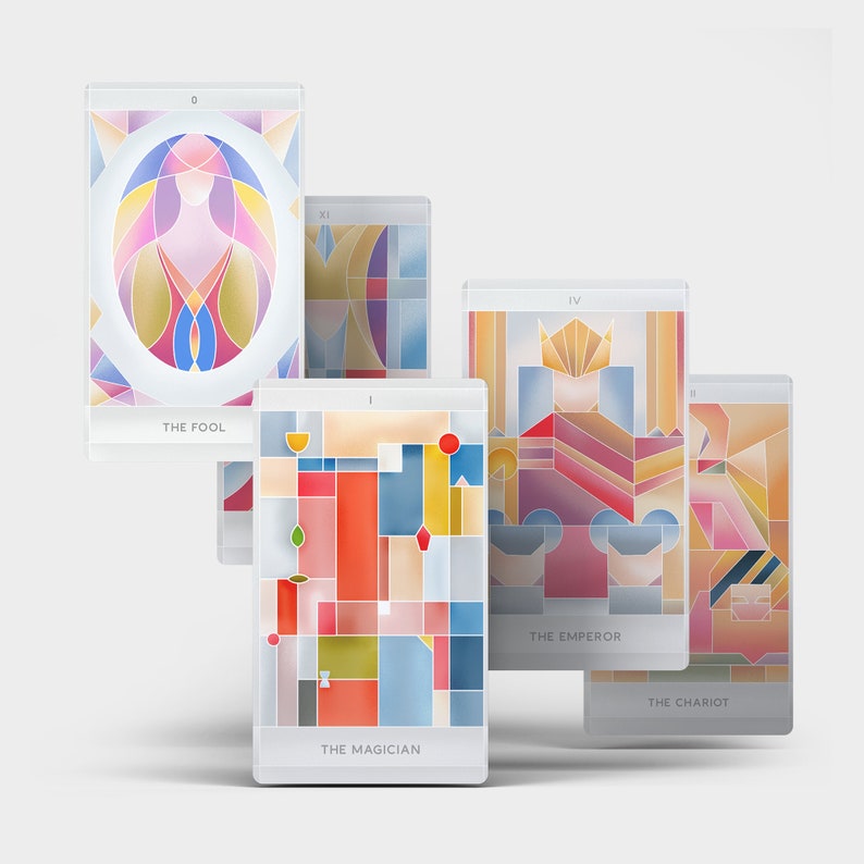 K&ouml;nnte beinhalten: Ein Satz Tarotkarten mit bunten geometrischen Mustern. Die Karten tragen die Namen "Der Narr", "Der Magier", "Der Kaiser" und "Der Wagen".