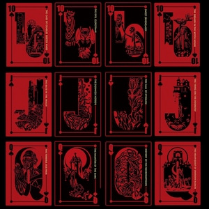 Puede incluir: Un juego de diez cartas de juego con fondos negros e ilustraciones rojas. Cada carta presenta un t&iacute;tulo diferente de una novela de terror de H.P. Lovecraft, como "La llamada de Cthulhu" y "El horror de Dunwich".