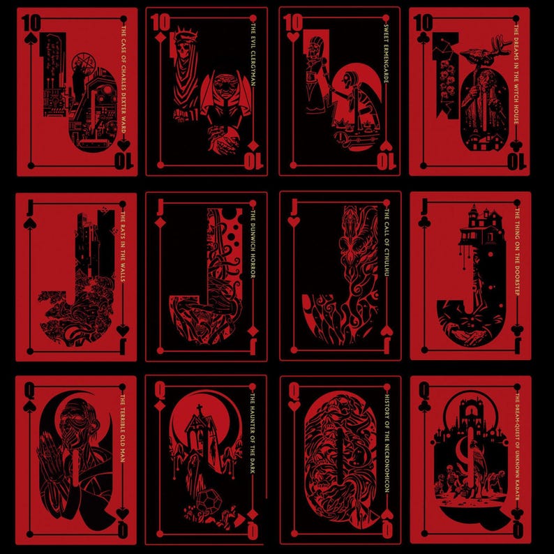 Puede incluir: Un juego de diez cartas de juego con fondos negros e ilustraciones rojas. Cada carta presenta un t&iacute;tulo diferente de una novela de terror de H.P. Lovecraft, como "La llamada de Cthulhu" y "El horror de Dunwich".