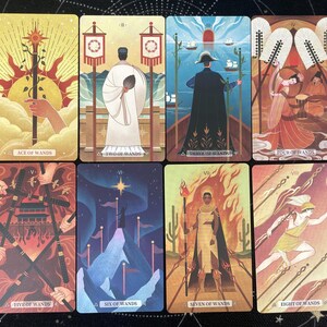 K&ouml;nnte beinhalten: Acht Tarotkarten mit Illustrationen im Vintage-Stil. Die Karten zeigen Szenen mit Figuren und Symbolen, darunter die Texte "Ace of Wands", "Two of Wands" und "Six of Wands". Die Farbpalette umfasst warme T&ouml;ne und Blau.