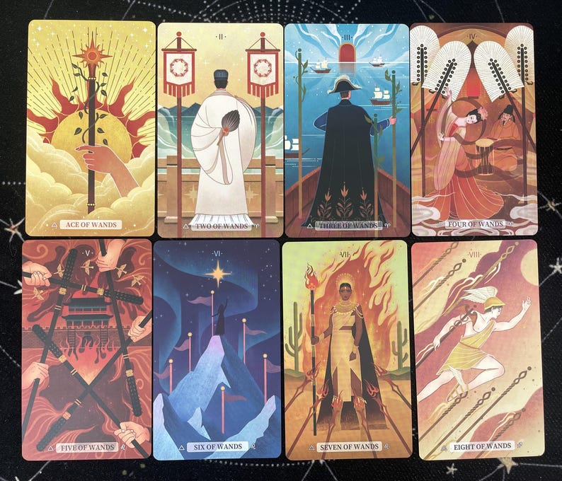 K&ouml;nnte beinhalten: Acht Tarotkarten mit Illustrationen im Vintage-Stil. Die Karten zeigen Szenen mit Figuren und Symbolen, darunter die Texte "Ace of Wands", "Two of Wands" und "Six of Wands". Die Farbpalette umfasst warme T&ouml;ne und Blau.