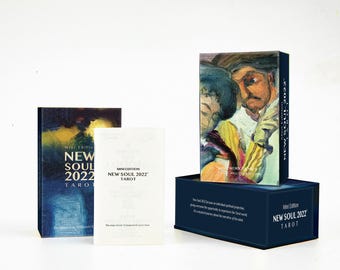 Puede incluir: Tres cajas de la baraja de tarot New Soul 2022. Las cajas son azules y negras con letras doradas. La parte delantera de la caja presenta una pintura de tres personas con ropa colorida. El texto en la caja dice "Mini Edition New Soul 2022 Tarot".