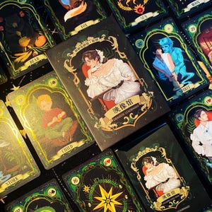 Sistema dramático Lenormand Rana, estilo medieval de pintura al óleo, inspirado en películas, papel de arte con colchón de aire, lámina dorada, borde verde prismático, tonos verdes