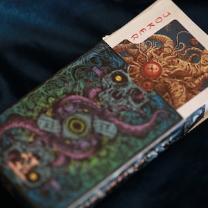 Cthulhu Mythos Comicology (Old Whispers) Spielkarten Lovecraftian Pantheon Cosmic Horror Game Night in R'lyeh Cardistry Deck Necronomicon