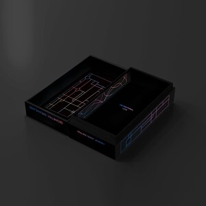 K&ouml;nnte beinhalten: Eine schwarze Box mit einem geometrischen Design auf dem Deckel. Die Box ist ge&ouml;ffnet und das Innere ist schwarz mit dem Text "Healing Tarot Journey" und "Unconditional Love" auf den Seiten gedruckt.