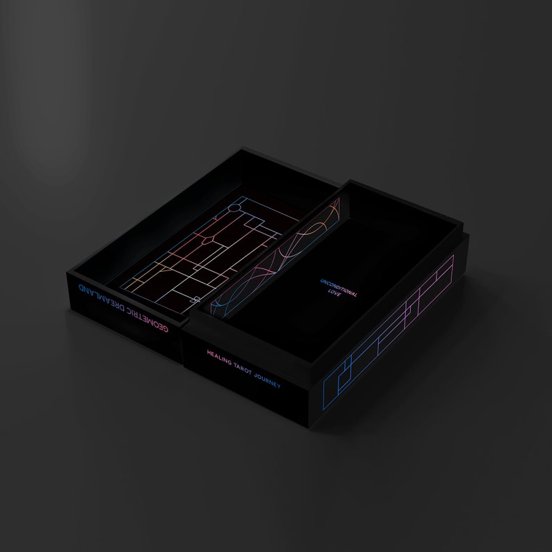 K&ouml;nnte beinhalten: Eine schwarze Box mit einem geometrischen Design auf dem Deckel. Die Box ist ge&ouml;ffnet und das Innere ist schwarz mit dem Text "Healing Tarot Journey" und "Unconditional Love" auf den Seiten gedruckt.