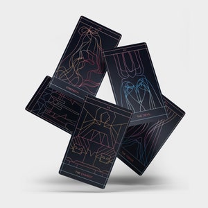 K&ouml;nnte beinhalten: F&uuml;nf Tarotkarten mit schwarzen Hintergr&uuml;nden und bunten Linienkunstdesigns. Die Karten sind mit "St&auml;rke", "Der Wagen", "Der Turm", "Der Teufel" und "XV" betitelt.