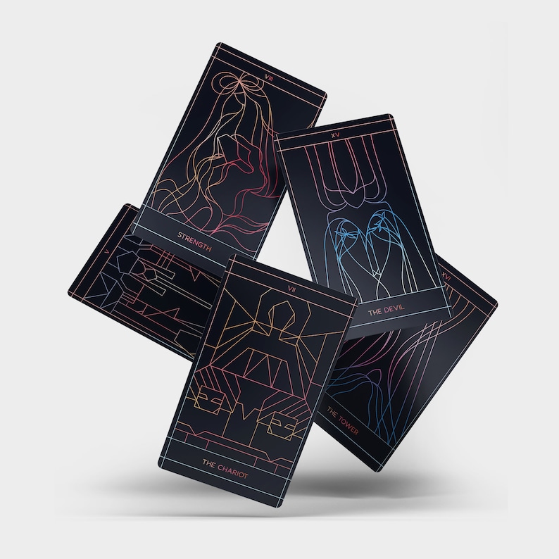 K&ouml;nnte beinhalten: F&uuml;nf Tarotkarten mit schwarzen Hintergr&uuml;nden und bunten Linienkunstdesigns. Die Karten sind mit "St&auml;rke", "Der Wagen", "Der Turm", "Der Teufel" und "XV" betitelt.