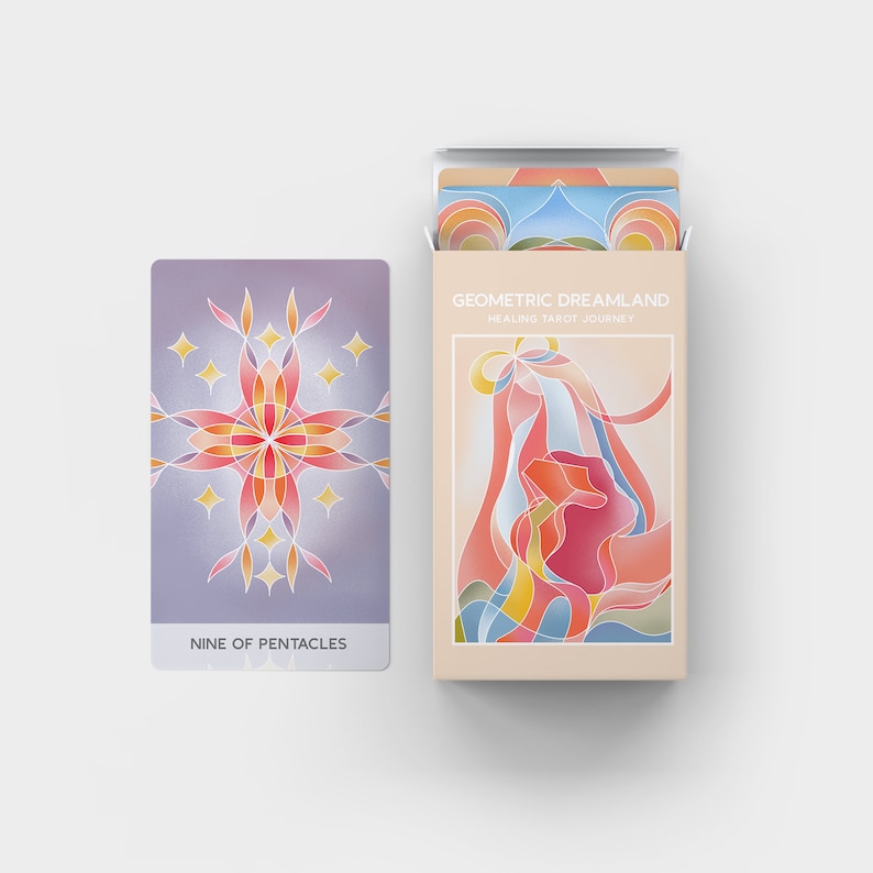 K&ouml;nnte beinhalten: Neun der Pentakel Tarotkarte aus dem Geometric Dreamland Healing Tarot Journey Deck. Die Karte zeigt ein geometrisches Design in einem rosa, orange und gelben Farbschema auf einem violetten Hintergrund.