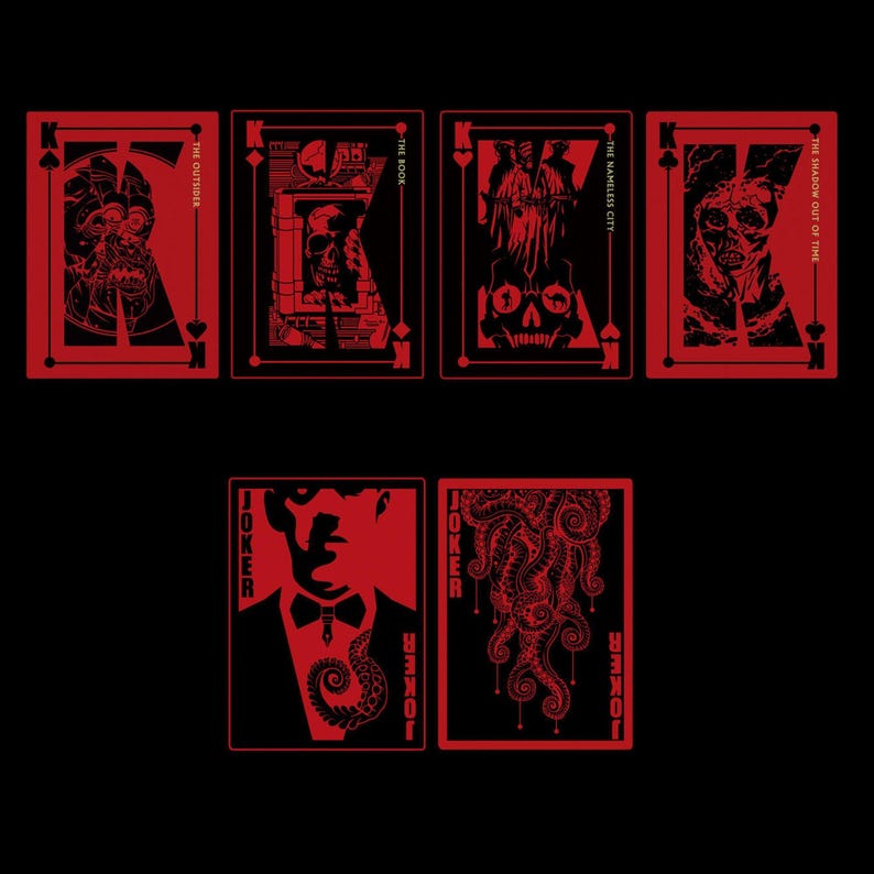 Puede incluir: Un juego de cartas con bordes rojos e ilustraciones en blanco y negro. Las cartas representan el Rey de Espadas, el Rey de Corazones, el Rey de Tr&eacute;boles, el Rey de Diamantes y el Joker. Los t&iacute;tulos de las cartas incluyen "The Outsider", "The Book", "The Nameless City" y "The Shadow Out of Time".