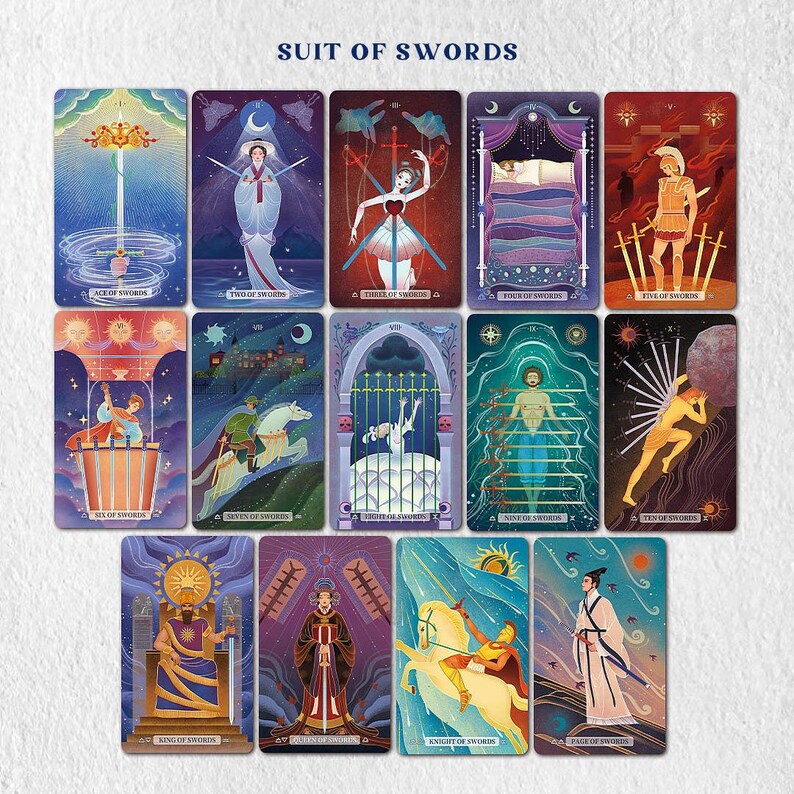 K&ouml;nnte beinhalten: Ein Satz Tarotkarten der Schwerter, jede mit detaillierten Illustrationen. Die Karten zeigen eine Reihe von Szenen und Figuren in leuchtenden Farben. Die Karten sind in Reihen angeordnet, wobei die komplizierten Kunstwerke und thematischen Elemente hervorgehoben werden.