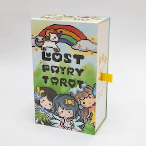 Caja de regalo con borde holográfico de fantasía kawaii de Lost Fairy Tarot Rider-Waite Retro Pixel Art Fairycore Enchanted Forest para niños