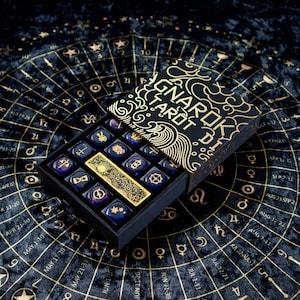 Dadi dei Tarocchi Ragnarok "Tramonto sul Mare" Accessori per la Divinazione Ispirati alla Mitologia Norrena Lettura del Cartomanzia Oggetti da Collezione Fatti a Mano