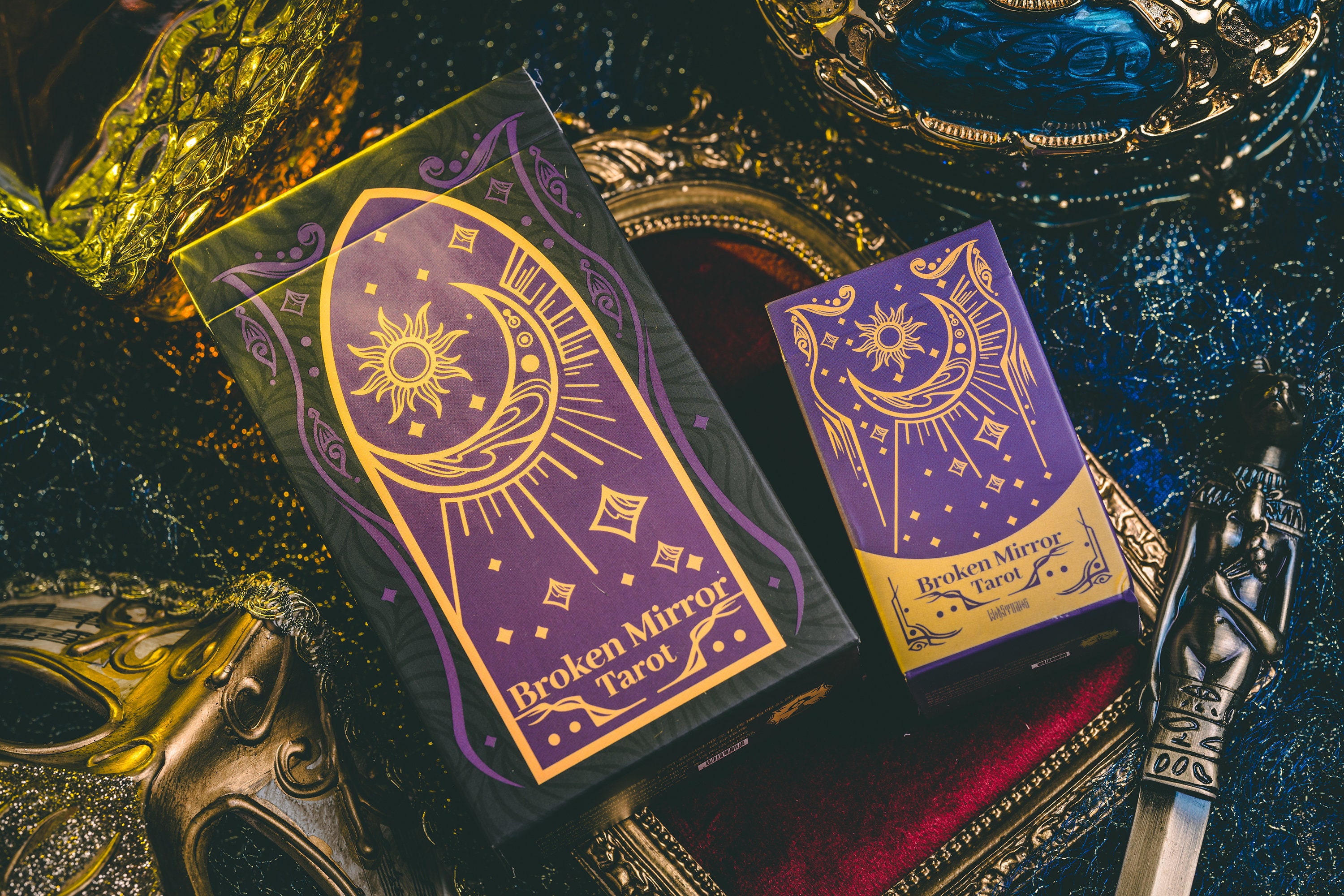 BROKEN MIRROR TAROT 正規品タロットカード 海外クリエイタ Amazon.com: Broken Mirror Tarot Fifth Edition Obsidian