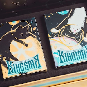 Ultra Space Cat Duftende Spielkarten Sammlerbox 3D Pop-Up Art Zitrone Schwarze Katze & Lavendel Kuh Katze Cartoon Cardistry Decks Holographisch