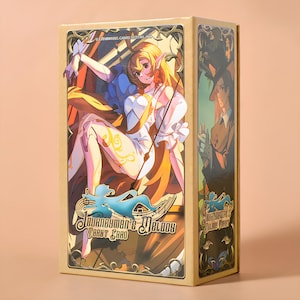 Può includere: Una scatola di carte dei tarocchi con un'illustrazione fantasy di una donna con lunghi capelli biondi, che indossa un vestito bianco e suona uno strumento a corde. La scatola ha il testo "Journeyman's Melody Tarot Card" ed è incorniciata con bordi dorati.