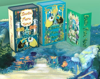 Puede incluir: Tres cajas de tarot con el texto "Exotic Flora Tarot". Las cajas son de color verde azulado, azul y verde, con ilustraciones de flores, pájaros y elementos arquitectónicos. Se colocan sobre una tela estampada abstracta y colorida.