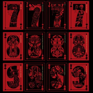 Puede incluir: Un juego de nueve cartas de juego con ilustraciones en negro y rojo. Las cartas est&aacute;n numeradas del 7 al 9. Cada carta presenta una ilustraci&oacute;n diferente, incluyendo una calavera, una criatura con tent&aacute;culos y una figura con un sombrero de copa. El dorso de las cartas es negro con un borde rojo.