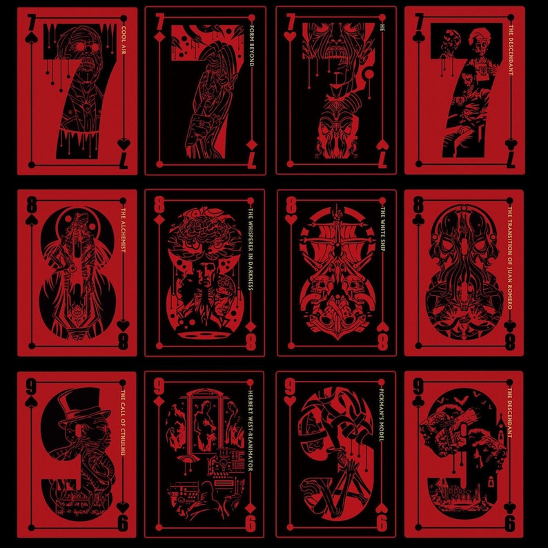 Puede incluir: Un juego de nueve cartas de juego con ilustraciones en negro y rojo. Las cartas est&aacute;n numeradas del 7 al 9. Cada carta presenta una ilustraci&oacute;n diferente, incluyendo una calavera, una criatura con tent&aacute;culos y una figura con un sombrero de copa. El dorso de las cartas es negro con un borde rojo.