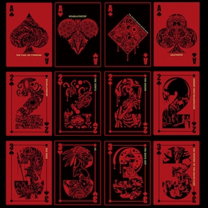 Puede incluir: Un juego de nueve cartas de juego con ilustraciones en negro y rojo de criaturas y texto del mito de Cthulhu. Las cartas est&aacute;n numeradas As, 2 y 3, y cada carta tiene un palo diferente.