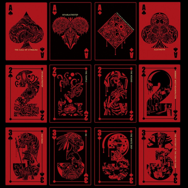 Puede incluir: Un juego de nueve cartas de juego con ilustraciones en negro y rojo de criaturas y texto del mito de Cthulhu. Las cartas est&aacute;n numeradas As, 2 y 3, y cada carta tiene un palo diferente.