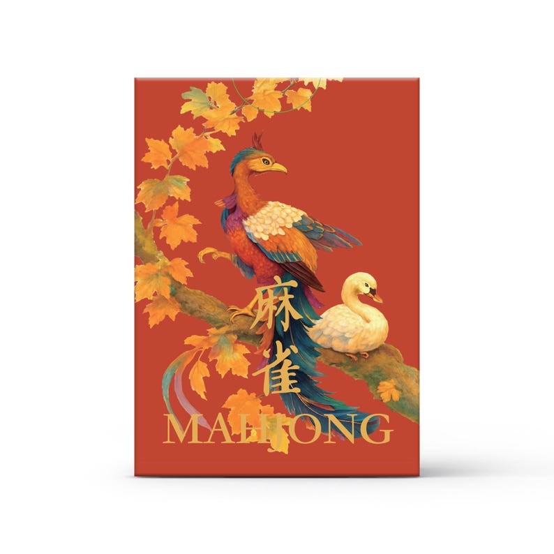 Pu&ograve; includere: Un prodotto rettangolare rosso presenta un'illustrazione colorata di una fenice e un cigno appollaiati su un ramo con foglie autunnali. Il testo "MA LONG" &egrave; in basso in oro. La fenice ha piume blu, arancioni e viola.