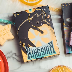 Carte da gioco profumate Ultra Space Cat Black Cat Edition Cartoon Art Cardistry Deck Lemon Black Core Olografico in rilievo Regalo per gli amanti degli animali