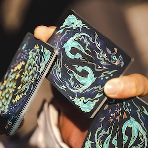 Cartas de Baralho de Pássaros Enjaulados Baralhos de Cardistry Inspirados em Mitos Desenho à Mão Livre Chinês Arte de Penas Símbolos de Pássaros Tinta Metálica de Núcleo Preto Holográfico