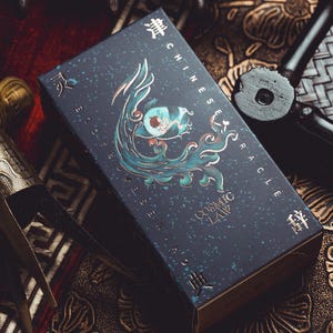 Lei Cósmica Oráculo Chinês Edição Deluxe Hexagramas I Ching Yin e Yang Arte de Lavagem de Tinta Orientação Celestial Criaturas Míticas Paisagens Naturais