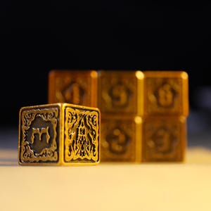Dados metálicos D6 Hastur de Yellow Harbinger La llamada de Cthulhu H. P. Lovecraft Horror cósmico Grabados arcanos Accesorios para juegos de mesa Herramientas de rol DnD