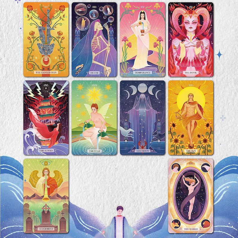 K&ouml;nnte beinhalten: Ein Satz Tarotkarten mit farbenfrohen Illustrationen. Jede Karte zeigt einzigartige Kunstwerke und Titel wie "Der Geh&auml;ngte", "Der Tod" und "Der Teufel". Die Karten haben ein mystisches Thema mit verschiedenen Figuren und Symbolen.