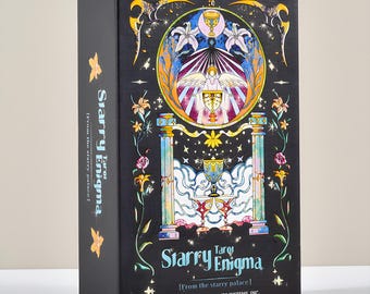 Op de afbeelding: Een zwarte tarotkaartdoos met de titel "Starry Enigma" in wit en blauw. De doos heeft een kleurrijke illustratie van een kelk, engel en bloemelementen. De tekst "From the starry palace" is ook zichtbaar.