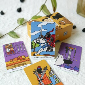 Puede incluir: Cuatro cartas de tarot con ilustraciones de gatos y espadas. Las cartas est&aacute;n etiquetadas como "Cuatro de Espadas", "Caballero de Espadas", "As de Espadas" y "As de Espadas".