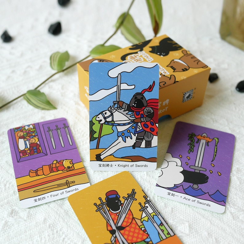 Puede incluir: Cuatro cartas de tarot con ilustraciones de gatos y espadas. Las cartas est&aacute;n etiquetadas como "Cuatro de Espadas", "Caballero de Espadas", "As de Espadas" y "As de Espadas".