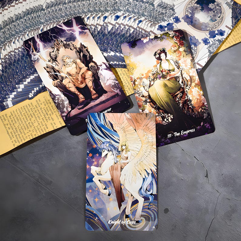 Puede incluir: Un conjunto de cartas de tarot con ilustraciones detalladas. Una carta muestra una figura en un trono con rel&aacute;mpagos, otra una mujer en un entorno floral, y una tercera un caballo alado con un jinete. El texto "Knight of Cups" es visible.