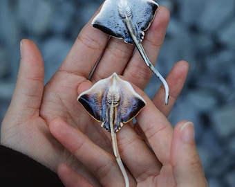 YIHE Keramik Broschen ""Skate"" Handmade Schmuck Natur Liebe Statement Accessoire Ozeanbewohner klein aber fein Passende Pins Einzigartiges Geschenk."