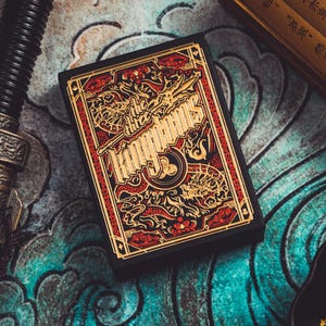 De Three Kingdoms-speelkaarten Cardistry-deck Aangepaste illustraties van heroïsche figuren Kleurrijk 3D-glans reliëf en foliegestempeld opbergdoosje