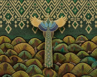 Peut inclure: Une épingle en forme de paon dorée avec des accents bleus et verts. L'épingle est placée sur un fond de tissu à motifs verts et dorés et un lit de plumes de paon.