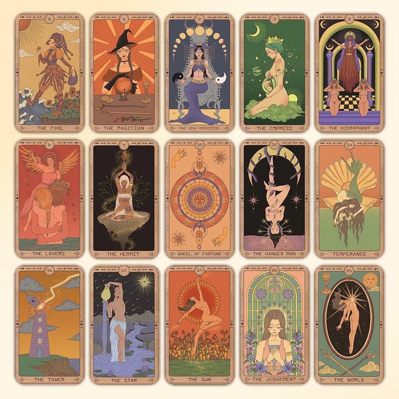 K&ouml;nnte beinhalten: Eine Sammlung von 15 Tarotkarten mit Illustrationen im Vintage-Stil. Jede Karte zeigt ein einzigartiges Design mit Figuren, Symbolen und Titeln wie "Der Narr", "Der Magier" und "Die Liebenden". Die Farbpalette umfasst Erdt&ouml;ne mit Akzenten in Orange, Blau und Gr&uuml;n.