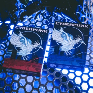 Cyberpunk Mythos Spielkarten SANZU JINWU Dreibeinige Goldene Krähe Cyborgs Neonfarben Futuristisches Pixelartiges Ultramodernes Fiktives Universum