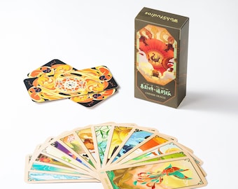 Op de afbeelding: Een Chinese Oracle-kaartenset met een doos met een rood en goudkleurig ontwerp. De kaarten zijn uitgespreid en tonen kleurrijke illustraties van landschappen en mythische wezens. Twee extra kaarten zijn links opgestapeld.