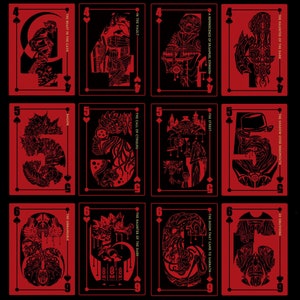 Puede incluir: Un juego de nueve cartas de juego con ilustraciones en negro y rojo. Cada carta presenta una criatura o escena diferente, con el n&uacute;mero de la carta y el palo mostrados en la esquina. Los t&iacute;tulos de las cartas est&aacute;n impresos debajo de las ilustraciones. Las cartas est&aacute;n dise&ntilde;adas en un estilo g&oacute;tico con un fondo oscuro.