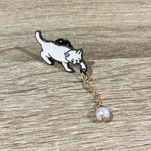 Cat Chasing Ball émail Pin | | d’épinglettes Cat Lover | Cool Pin épingle à revers | Épinglerie Animal Lover