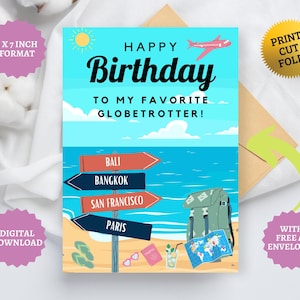 Può includere: Un biglietto di auguri di compleanno stampabile di 12,7 x 17,8 cm con una scena di spiaggia e il testo "Happy Birthday to my favorite globetrotter!" La carta mostra un cielo blu, l'oceano e la sabbia con una palma, uno zaino, una mappa e un cartello con destinazioni come Bali, Bangkok, San Francisco e Parigi.